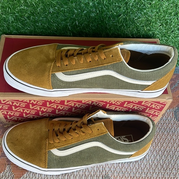 Vans Men’s Old Skool
Mini Cord Green/Brown
VN000ZNIT20A
Old Skool Corduroy Shoe - Picture 3 of 16